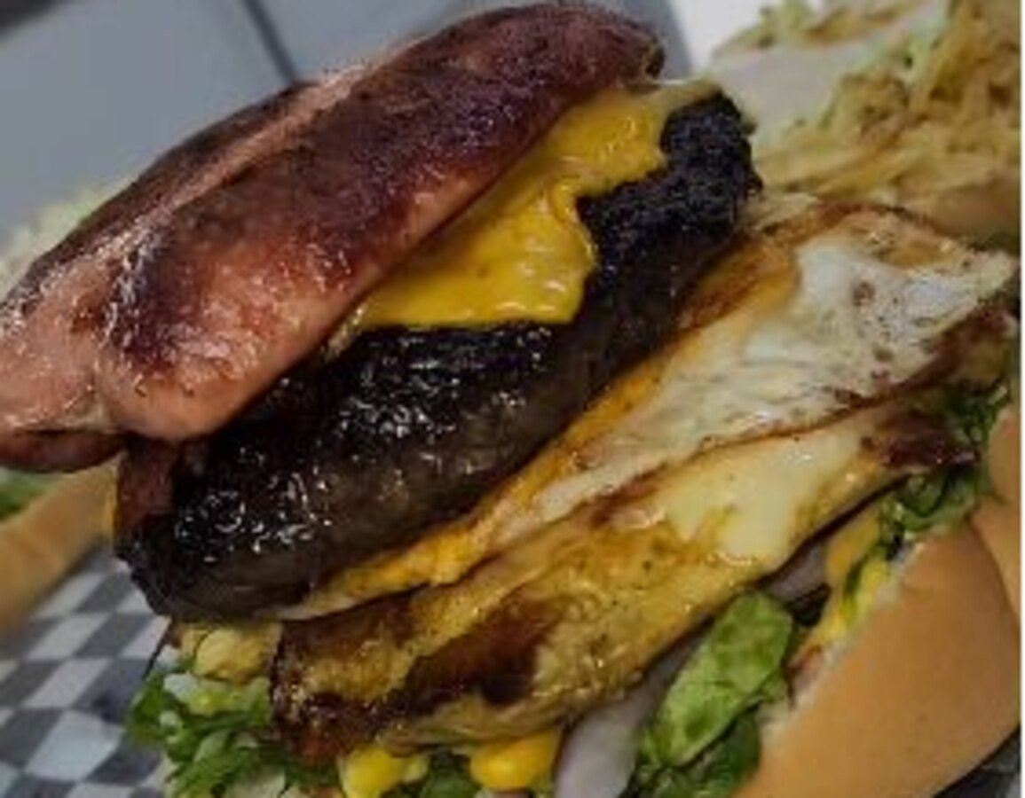 Hamburguesa poderosa con chorizo, huevo y queso