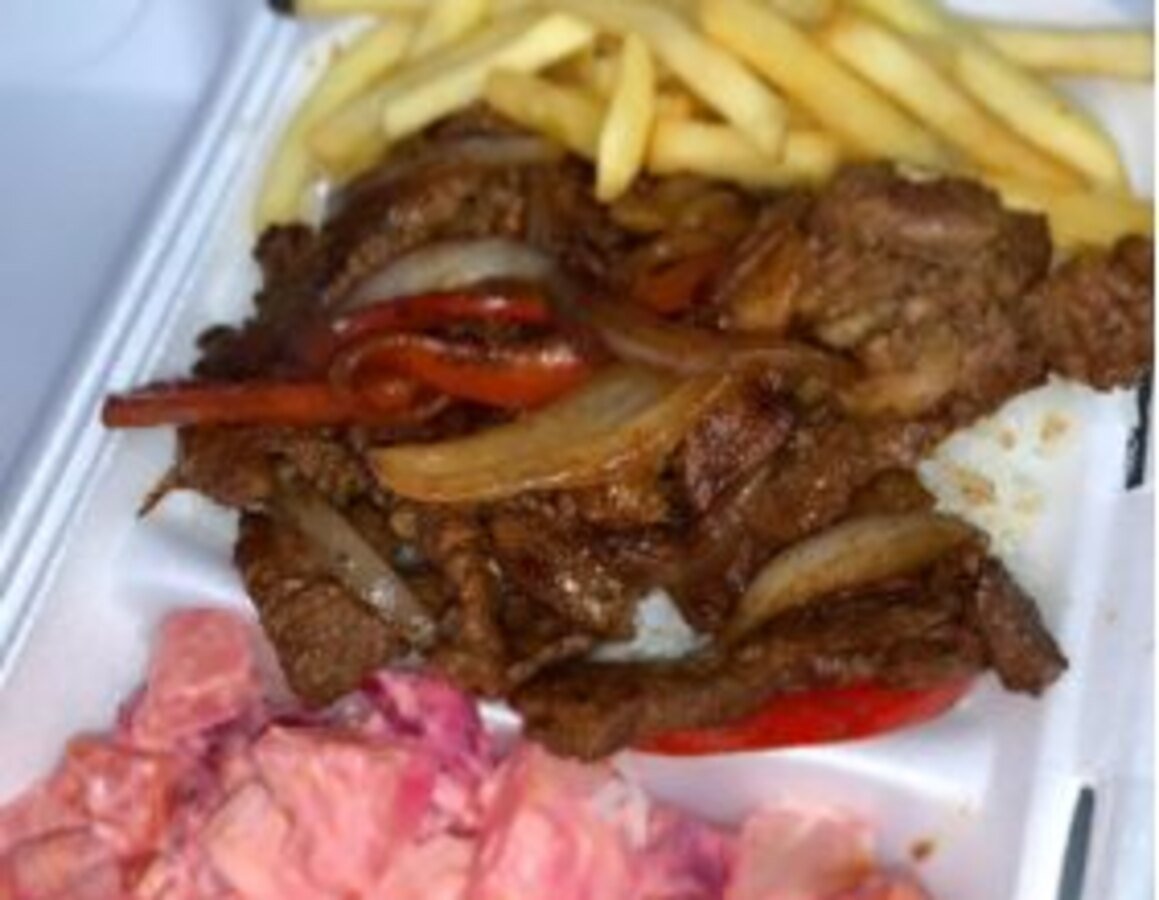 Carne salteada con cebolla y papas fritas