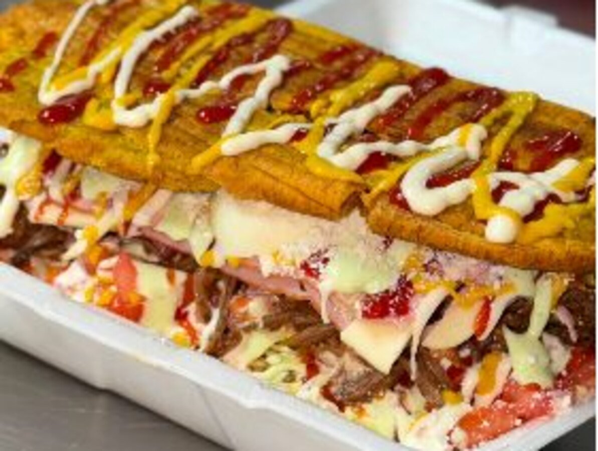 Pepito de 30 cm cargado de carne y queso